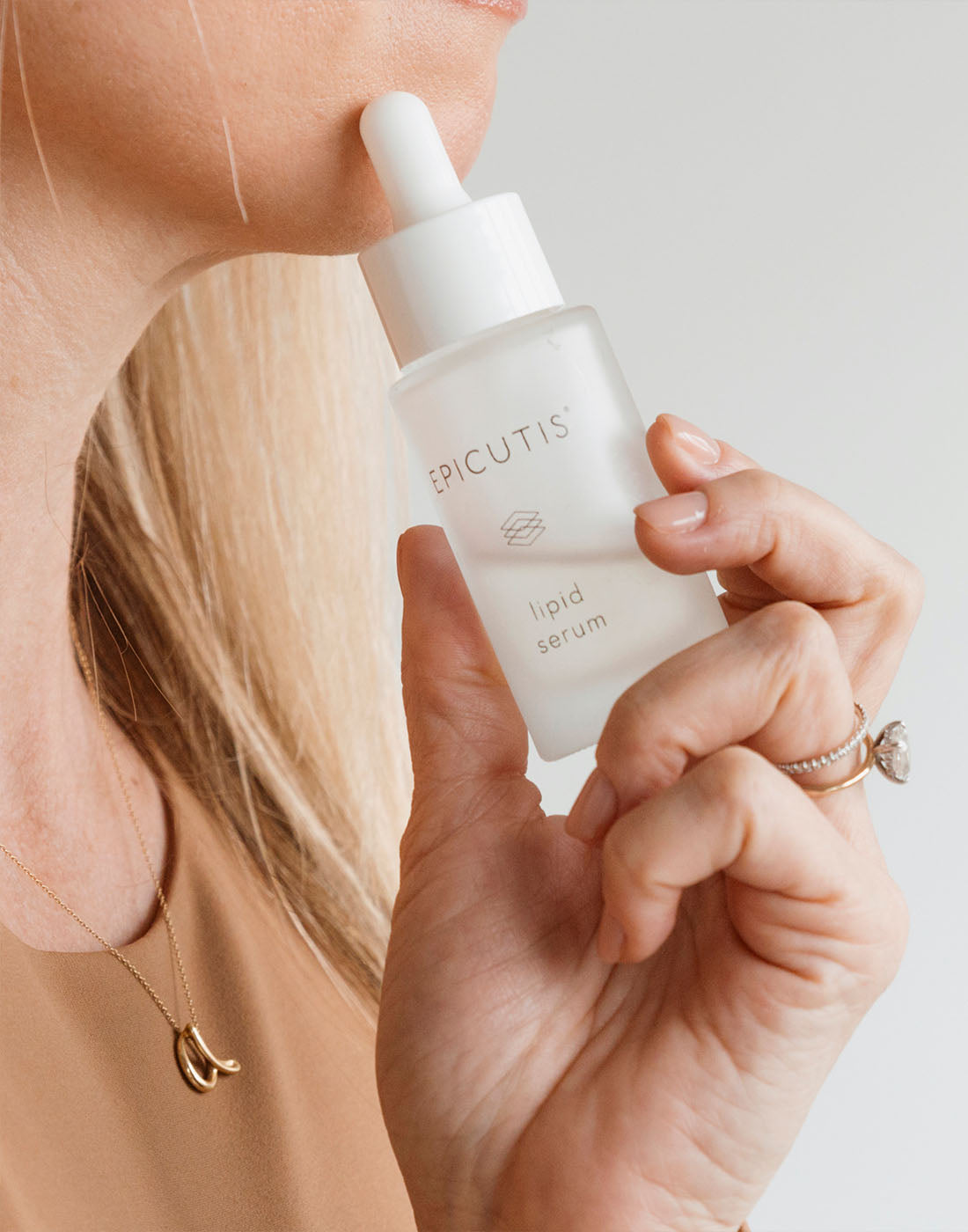 Amanda Brown holding Epicutis Lipid Serum